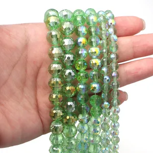 Primer plano de cuentas de vidrio de cristal verde de 96 facetas para hacer joyas DIY.