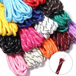 Dettaglio macro di cordini per telefono intrecciati colorati con anima resistente