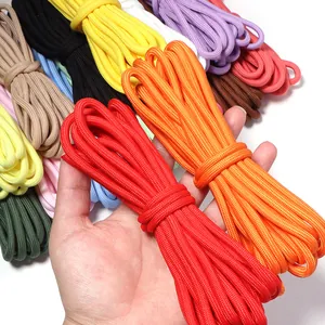 Primer plano de cuerdas de paracord de poliéster coloridas para proyectos de tejido DIY