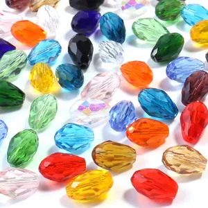 Primo piano di perle in cristallo sfaccettato a forma di goccia in vari colori
