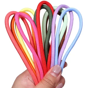 Primer plano de cuerdas de paracaídas de poliéster trenzado de colores para bricolaje.