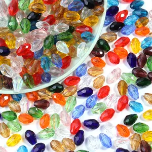 Vista dettagliata di vivaci perline di cristallo a goccia sfaccettate multicolori