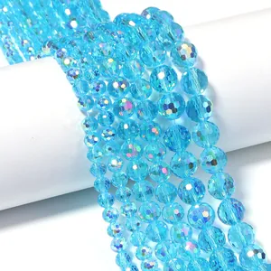 Primer plano de cuentas de vidrio de cristal azul claro de 96 facetas con brillo AB