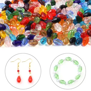 Dettaglio di perle di cristallo colorate a goccia per orecchini e bracciali DIY.