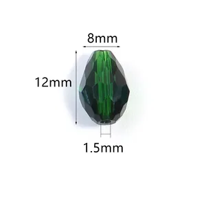 Vista dettagliata perla in cristallo sfaccettato verde smeraldo, goccia 12mm x 8mm