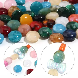Detalle macro de cuentas de acrílico jaspeado para accesorios de joyería DIY
