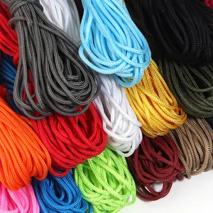 Détail macro de divers faisceaux de paracorde en polyester colorés pour le bricolage