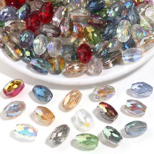 Primo piano di perline di cristallo sfaccettate multicolori per gioielli fai da te.