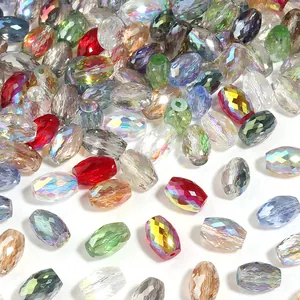 Primo piano di vivaci perle di cristallo sfaccettate a goccia per la creazione di gioielli