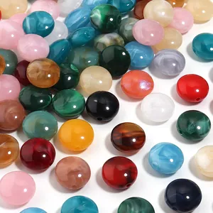Vista de detalle de cuentas de acrílico imitación jade de colores para joyería DIY