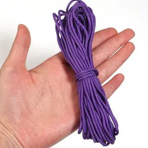 Détail en gros plan d'un faisceau de paracorde en polyester violet pour le bricolage