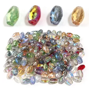 Primo piano di perle di cristallo sfaccettate a forma di goccia per gioielli