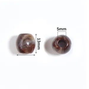 Vista detallada de cuentas de acrílico marmoleado con 13mm de alto y 5mm de diámetro