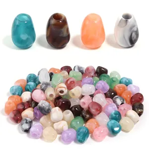 Vista detallada de cuentas de acrílico lisas e irregulares de colores mezclados para joyería DIY