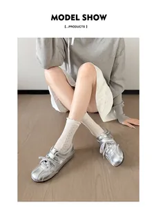 Gedetailleerd overzicht van zilveren metallic sneakers met klittenband op model