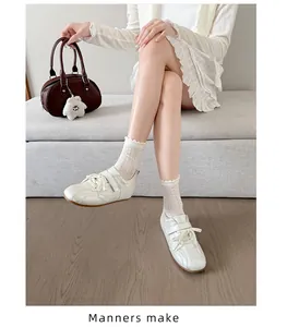 Macro-weergave van witte satijnen ballet sneakers met klittenband en 5 cm verhoging