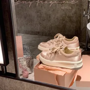 Elegantes zapatillas de plataforma en satén rosa con suelas gruesas crema y diseño de cordones