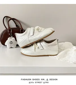 Detailopname van elegante witte satijnen ballet sneakers met klittenband en verhoging