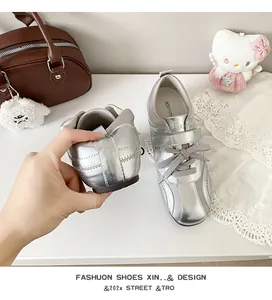 Zilveren satijnen sneakers met 5cm sleehak en klittenbandsluiting in balletstijl