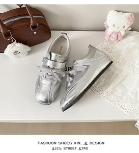 Zilveren ballet-geïnspireerde wedge sneakers met metallic finish en satijnen lint