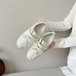Elegante crèmewitte satijnen balletsneakers met 5 cm plateau en decoratieve lintveters