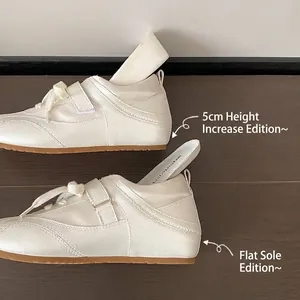 Witte satijnen ballettrainers met 5 cm verborgen sleehak en platte zool voor dames