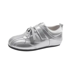 Stijlvolle zilveren metallic ballet sneaker met 5cm verborgen sleehak en klittenbandsluiting