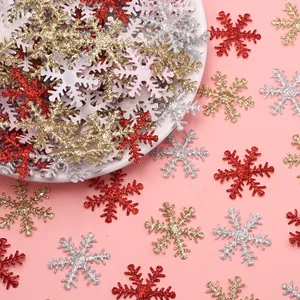 Primer plano de lentejuelas de copos de nieve de Navidad en oro plata y rojo brillante DIY