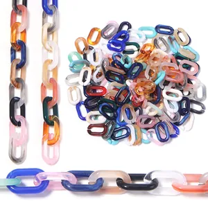 Detail van gekleurde acryl U-vormige schakels voor het maken van DIY sieraden