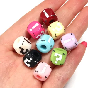 Vue macro de perles cubes en acrylique avec points d'interrogation et d'exclamation