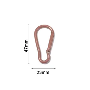 Vista dettagliata del moschettone in alluminio marrone con dimensioni 47mm e 23mm