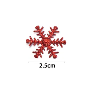 Primer plano de una pegatina de copo de nieve con purpurina roja de 2,5 cm para decoración