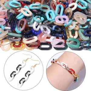 Gedetailleerd overzicht van kleurrijke acryl kettingstuks voor DIY sieraden maken