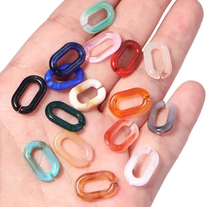 Detailopname van kleurrijke acryl U-vormige schakels voor handgemaakte DIY-sieraden