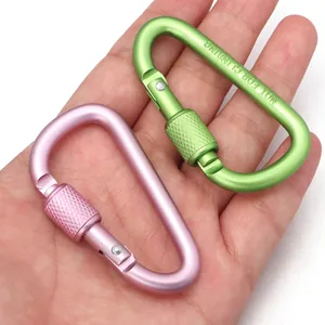 Moschettoni di bloccaggio in alluminio verdi e rosa tenuti in mano per la misura.