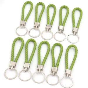 Set di dieci portachiavi in pelle intrecciata verde brillante con anelli in argento