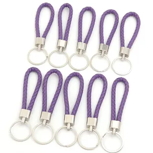 Set di 10 cordini in ecopelle intrecciata viola con anelli portachiavi in metallo argento.