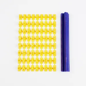 Detailansicht des gelben DIY-Alphabet- und Zahlenstempelsets für den Druckvorgang