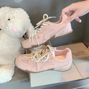 Elegante rosa Sneaker im Ballett-Stil mit Perlenschnürsenkeln und Keilabsätzen