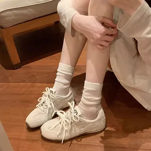 Crémefarbene Leder-Sneaker mit Plateausohle und dicken Schnürsenkeln im GAT-Stil