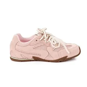 Rosa Ballett-Sneaker mit dicken Perlenschnürsenkeln und Retro-Gummiaußensohle.