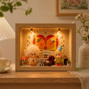 Caja de sombra de madera iluminada con simpáticas figuras de dibujos y miniaturas