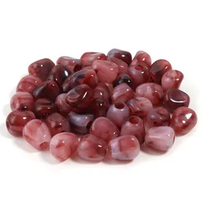 Cuentas de acrílico jaspeadas burdeos y rosa irregulares para manualidades de joyería