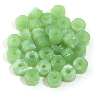 Cuentas de barril de acrílico verde claro con remolinos blancos para joyería
