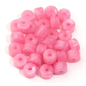 Cuentas de barril de acrílico rosa jaspeado para hacer joyas de bricolaje.
