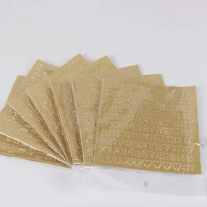 Detailansicht goldener Alphabet- und Zahlenaufkleber für DIY-Bastelarbeiten.