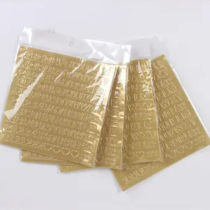 Detailansicht goldener selbstklebender Alphabet- und Zahlenaufkleber für Bastelarbeiten