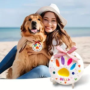 Gros plan d'un souvenir en argile avec empreinte de patte personnalisée sur la plage.