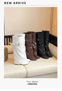 Drei Paar Retro-Stiefel mit umgeschlagenem Schaft in den Farben Weiß, Braun und Schwarz.