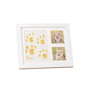 Détail d'un cadre commémoratif blanc pour animaux avec empreintes et photos de chien